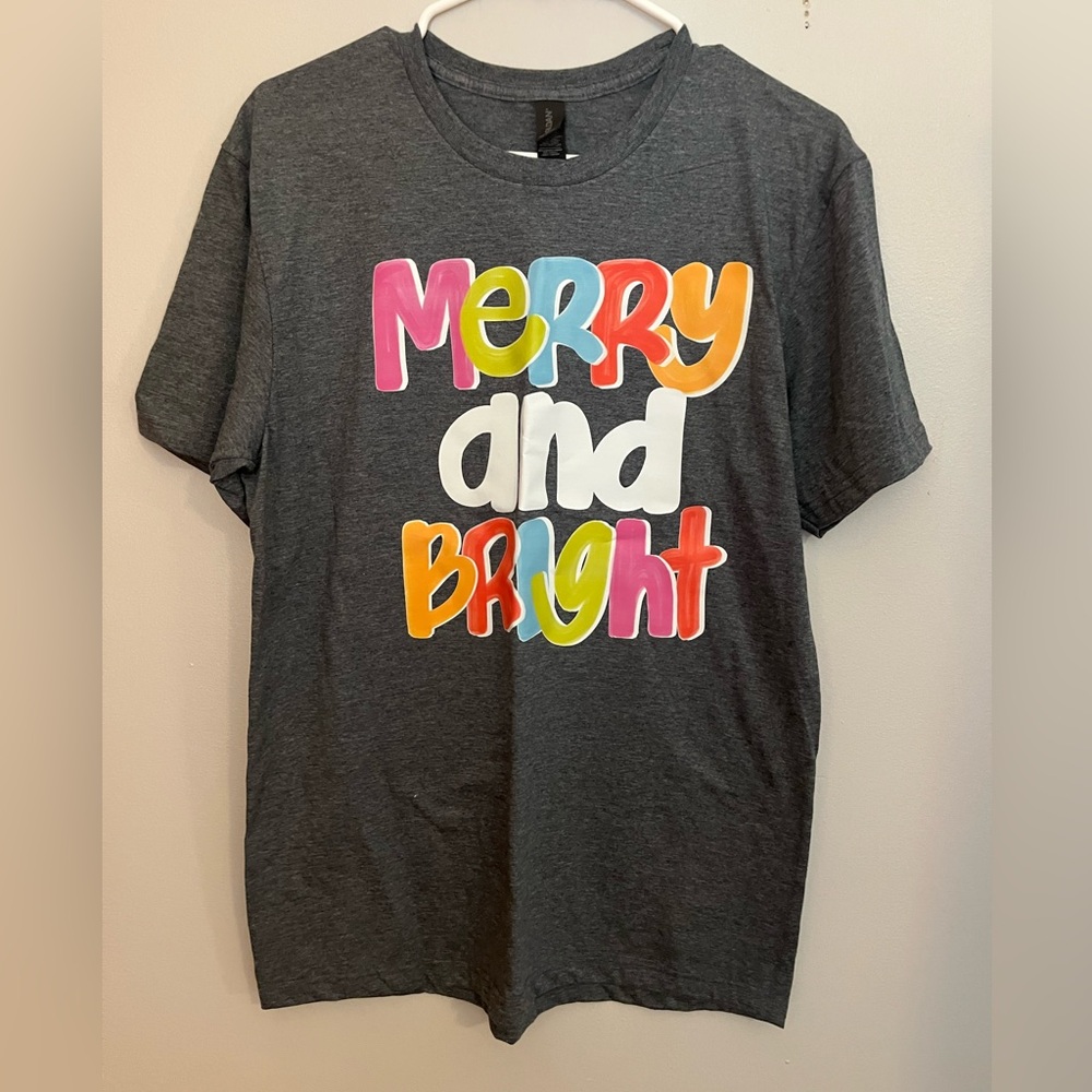Christmas Merry‎ and Bright Gildan T-Shirt NWOT Size M